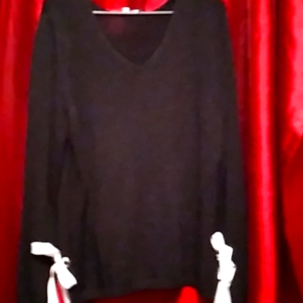 XL WOMANS sweater with decorative ribbon on bottom .